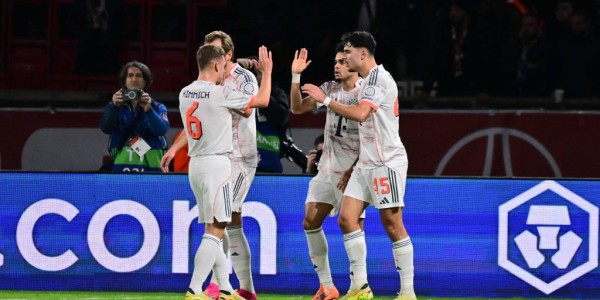 诺伊尔对阵巴黎41次长传且18次成功，两项数据位列本赛季欧冠之最